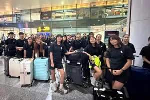 Các cầu thủ U20 nữ Hồng Kông (TQ) khi đến sân bay Nội Bài.