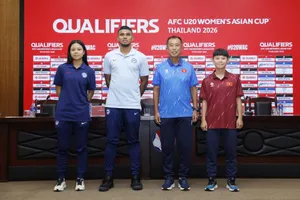 HLV Okiyama Masahiko và tiền đạo Hoàng Vân (bên phải) cùng HLV và đại diện cầu thủ đội U20 nữ Singapore ở buổi họp báo trước trận đấu.