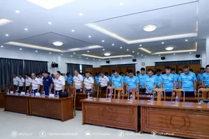 Ban tổ chức đã dành một phút mặc niệm trọng tài Trần Đình Thịnh tại lễ bế mạc.