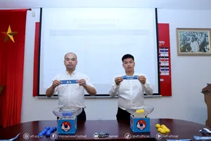 Đại diện Ban tổ chức giải tiến hành bốc thăm chia bảng