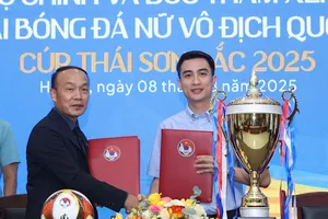 Tổng thư ký VFF ông Nguyễn Văn Phú và ông Trần Anh Minh, Tổng giám đốc Công ty Thái Sơn Bắc.