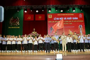 Tập thể CLB Công an TPHCM phất cao ngọn cờ xuất quân, quyết lập thành tích tốt trong mùa giải mới. Ảnh: DŨNG PHƯƠNG