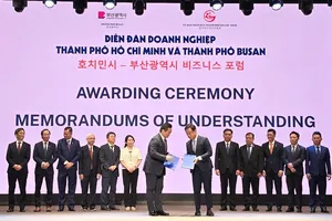 Dưới sự chứng kiến của ông Nguyễn Lộc Hà, Phó Chủ tịch UBND TPHCM, Tập đoàn Becamex ký kết các Biên bản ghi nhớ hợp tác với các tập đoàn lớn của Hàn Quốc