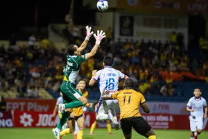 Thủ môn Bùi Tiến Dũng nhiều phen cứu thua cho Đà Nẵng trong chuyến làm khách trên sân Thanh Hóa. 