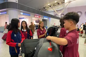 Các cầu thủ trẻ nữ Việt Nam khi đến sân bay Jakarta