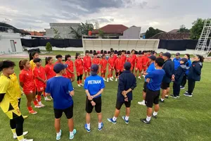 U16 nữ Việt Nam trên sân tập ngày 20-8.