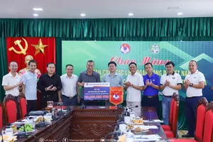 LĐBĐ Việt Nam trao kinh phí hỗ trợ công tác hành chính, văn phòng năm 2025 cho LĐBĐ Thanh Hóa.