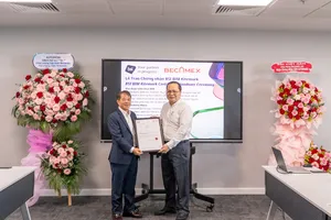 Ông Nguyễn Lê Thi - Trưởng bộ phận Môi trường xây dựng BSI Việt Nam trao trao chứng nhận BSI Kitemark theo tiêu chuẩn ISO 19650 cho ông Nguyễn Việt Đức (áo trắng) – Giám đốc Trung tâm phát triển B.I.M tập đoàn Becamex.