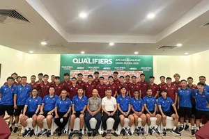 Lãnh đạo Cục TDTT và VFF chụp hình lưu niệm cùng thầy trò đội U23 Việt Nam.