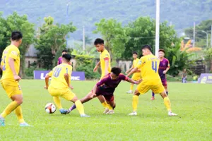 SLNA (áo vàng) thắng cách biệt trước Becamex TPHCM