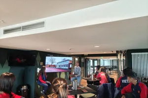 Đội đã có buổi trò chuyện và được giới thiệu về hệ thống đào tạo trẻ của CLB Brenner