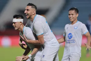 Lâm Ti Phông ghi 2 bàn trong chiến thắng của Nam Định trước Svay Rieng.