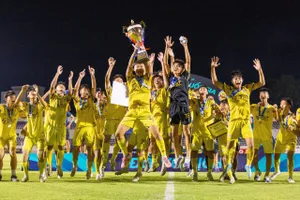 Niềm vui của các cầu thủ Hà Nội khi bảo vệ thành công ngôi vô địch.