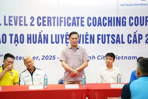 Phó Chủ tịch VFF, ông Trần Anh Tú đến dự và phát biểu tại lễ bế giảng.