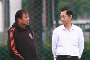 Ông Đặng Trần Chỉnh (bên trái) và chủ tịch CLB Becamex TPHCM, ông Hồ Hồng Thạch. Ảnh: THANH VŨ