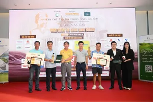 Ban tổ chức trao phần thưởng cho các golfer đoạt giải