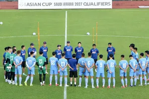 HLV Kim Sang-sik cùng đội tuyển Việt Nam trên sân tập ngày 5-10. Ảnh: DŨNG PHƯƠNG