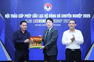 Phó chủ tịch VFF, ông Trần Anh Tú trao quà lưu niệm đến ông Doojin Sa