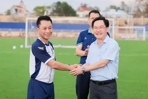 Ông Hoàng Văn Phúc – Phó Giám đốc Sở VH-TT-DL tỉnh Nghệ An động viên toàn đội SLNA và tân HLV trưởng Văn Sỹ Sơn. Ảnh: XUÂN THỦY