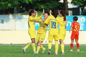 Các cô gái Hà Nội thắp lại hy vọng tranh vô địch sau chiến thắng trước TPHCM II.