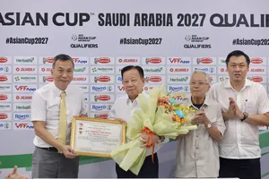 Ông Trần Quốc Tuấn trao kỷ niệm chương đến ông Nguyễn Văn Hùng - Chủ tịch Tập đoàn Becamex cùng các ông Vũ Đức Thành và Cao Văn Chóng. Ảnh: DŨNG PHƯƠNG