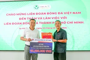 Chủ tịch VFF Trần Quốc Tuấn trao số tiền 50 triệu đồng mà VFF hỗ trợ cho các Liên đoàn thành viên.