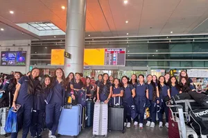 Đội tuyển U17 nữ Guam tại sân bay Tân Sơn Nhất