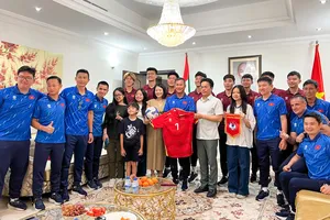 HLV Đinh Hồng Vinh thay mặt toàn đội trao tặng áo đội tuyển có chữ ký các thành viên đến Đại sứ Nguyễn Thanh Diệp.