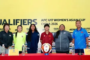 HLV trưởng cùng đại diện cầu thủ các đội tại buổi họp báo.