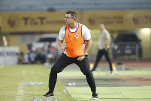 HLV Harry Kewell có khởi đầu chưa như ý cùng Hà Nội FC. Ảnh: MINH HOÀNG