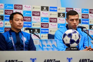 HLV Vũ Hồng Việt và Lucas tại buổi họp báo trưa 21-10