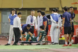 Thủ môn Bùi Tiến Dũng rời sân vì chấn thương ở phút 12.