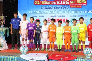 Đại diện cầu thủ tham dự giải giới thiệu trang phục thi đấu của các đội.