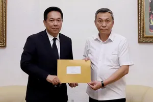 Phó Chủ tịch LĐBĐ Thái Lan Adisak Benjasiriwan chuyển thư xin lỗi của LĐBĐ Thái Lan tới Chủ tịch LĐBĐ Việt Nam Trần Quốc Tuấn.