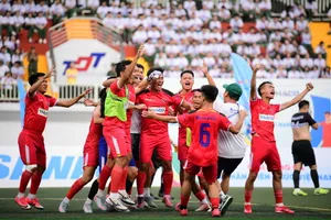 Niềm vui của đội Sacombank sau khi giành chiến thắng ở trận tranh chung kết.