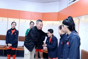 Ông Trần Quốc Tuấn bắt tay động viên Ngân Thị Vạn Sự cùng các tuyển thủ nữ Việt Nam tại buổi gặp.