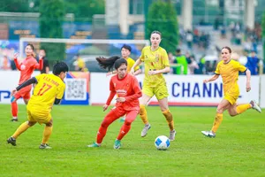 CLB nữ TPHCM (áo vàng) trong trận giao hữu mới đây với đội tuyển nữ Việt Nam (thua 2-3). 