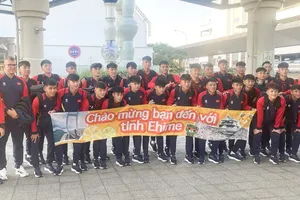 Đội tuyển U17 Việt Nam chụp hình lưu niệm khi vừa đến Ahime.