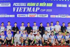 Các VĐV tham dự giải chụp ảnh lưu niệm cùng Ban tổ chức.