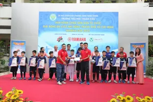 Đại diện Ban tổ chức giải và nhà tài trợ trao quà đến các em học sinh.