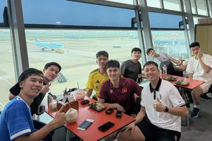 Các cầu thủ U22 Việt Nam tại sân bay Nội Bài sáng 10-11