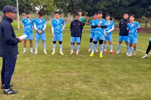HLV Đinh Hồng Vinh căn dặn các cầu thủ trước buổi tập chiều 11-11.