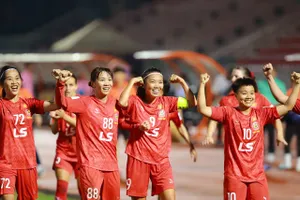 Niềm vui của CLB nữ TPHCM sau pha lập công của Huỳnh Như. Ảnh: DŨNG PHƯƠNG