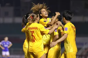 Niềm vui của CLB nữ TPHCM sau chiến thắng 2-0 trước Lion City.
