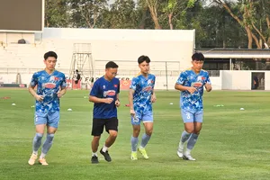 Các cầu thủ của CAHN hội quân muộn tập riêng cùng trợ lý HLV vào chiều 28-11.