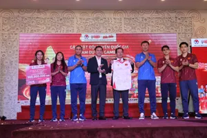 Phó Chủ tịch VFF, ông Trần Anh Tú cùng các HLV Mai Đức Chung, Kim Sang-sik, đại diện cầu thủ hai đội tuyển chụp hình lưu niệm cùng ông Shimamura Masafumi. Ảnh: DŨNG PHƯƠNG