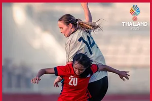 Indonesia (áo trắng) có chiến thắng thuyết phục trước Singapore.