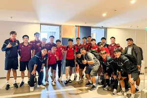 Các cầu thủ U22 Việt Nam thăm hỏi và động viên Phetdavanh.