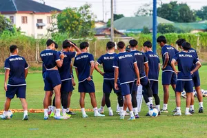 Các cầu thủ U22 Malaysia trên sân tập trước cuộc so tài với U22 Việt Nam. Ảnh: FAM