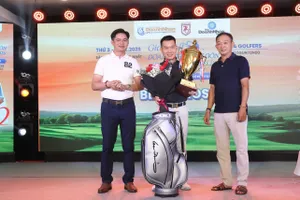 Ban tổ chức trao thưởng cho VĐV đoạt giải.